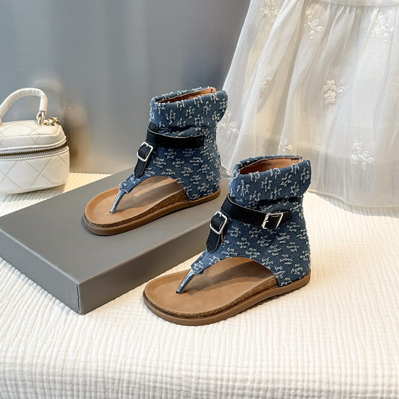 Džinsa jostas sprādzes augstas stringveida sandales sievietēm Eiropas un Amerikas ārējās tirdzniecības stringveida plakanas romiešu sandales sievietēm