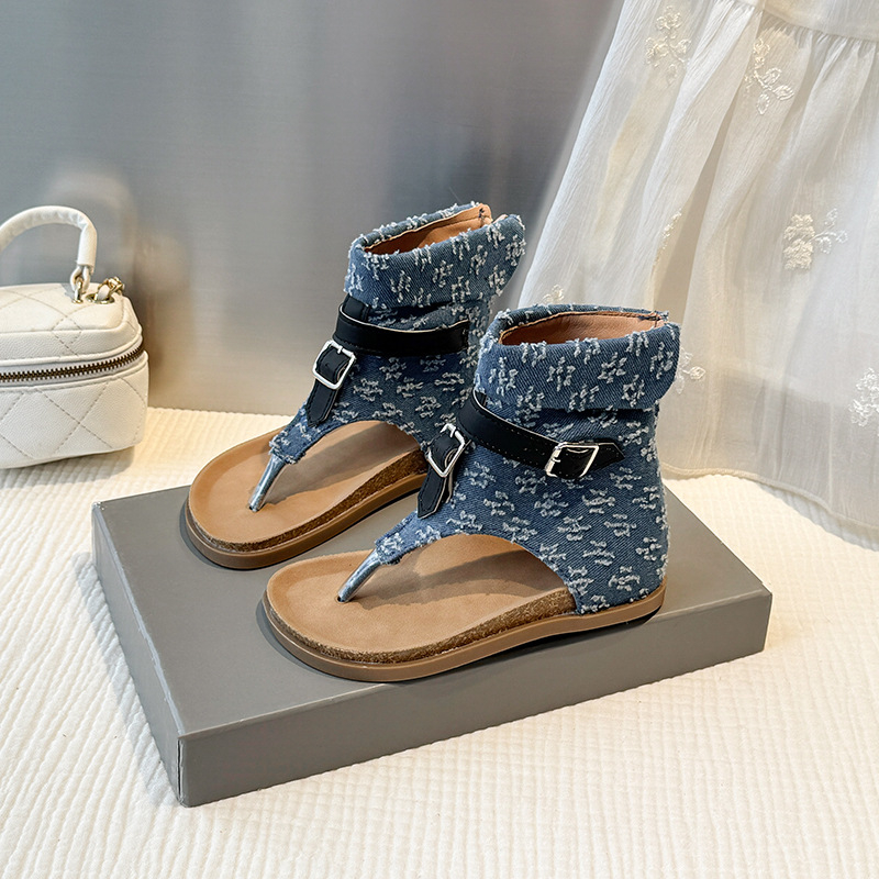 Džinsa jostas sprādzes augstas stringveida sandales sievietēm Eiropas un Amerikas ārējās tirdzniecības stringveida plakanas romiešu sandales sievietēm