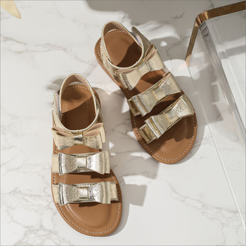 Pārrobežu meiteņu 2025. gada jaunā vasaras ikdienas tendence, vienkāršas, jaukas, lielas bērnu pludmales sandales ārzemju tirdzniecībai