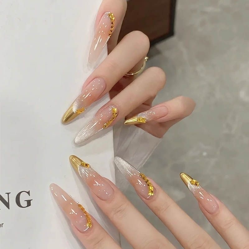 Rankų darbo nagai Naujųjų metų rudens ir žiemos auksiniai prancūziški katės akių nagai spalvoti deimantiniai paauksuoti balinantys aukščiausios klasės nagų dailės pleistrai