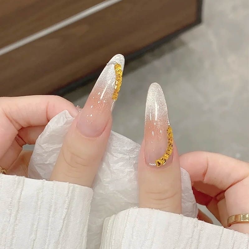 Rankų darbo nagai Naujųjų metų rudens ir žiemos auksiniai prancūziški katės akių nagai spalvoti deimantiniai paauksuoti balinantys aukščiausios klasės nagų dailės pleistrai