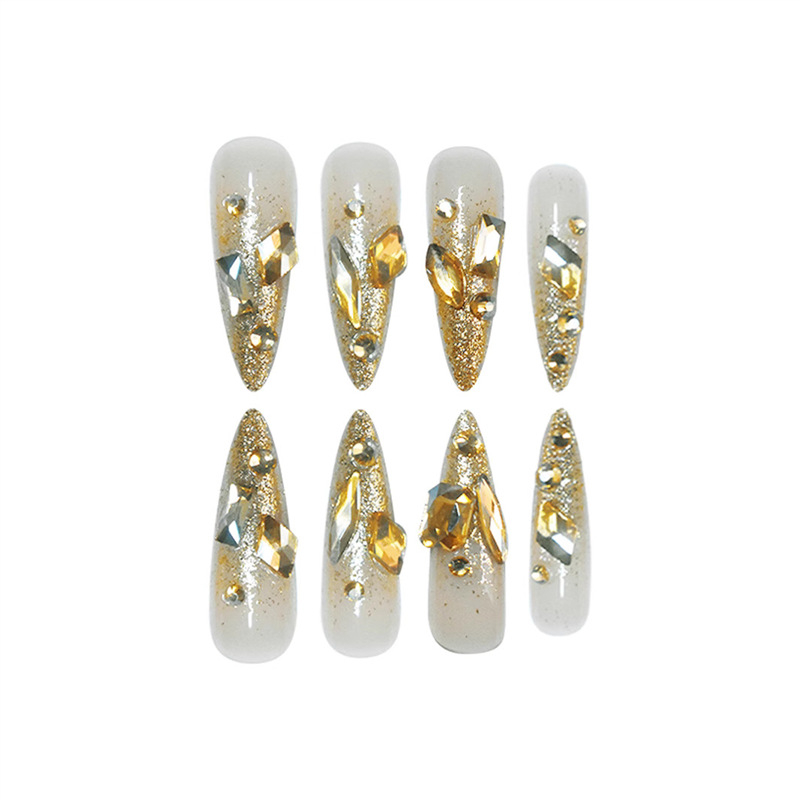 Migdolo formos dirbtinių nagų lakas su blizgančiais, skaldytais deimantiniais blizgučiais ir atspindinčiais, ryškiais veido šarvais, parduodamas tarpvalstybiniu mastu.