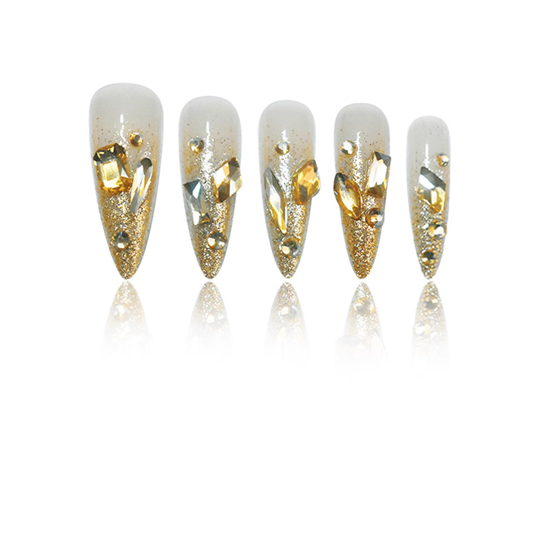 Migdolo formos dirbtinių nagų lakas su blizgančiais, skaldytais deimantiniais blizgučiais ir atspindinčiais, ryškiais veido šarvais, parduodamas tarpvalstybiniu mastu.