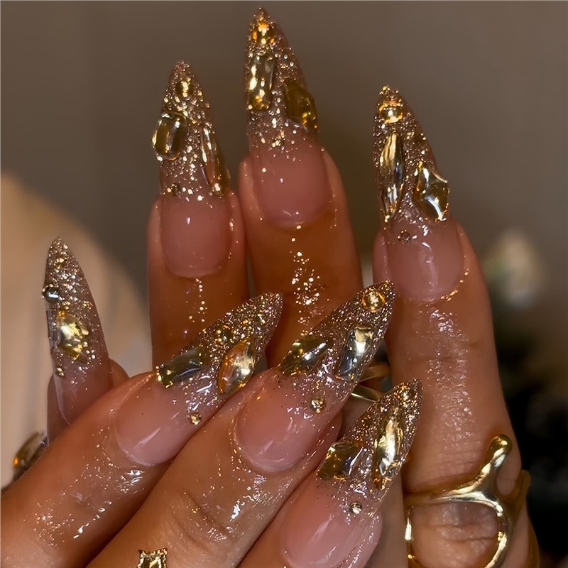 Migdolo formos dirbtinių nagų lakas su blizgančiais, skaldytais deimantiniais blizgučiais ir atspindinčiais, ryškiais veido šarvais, parduodamas tarpvalstybiniu mastu.