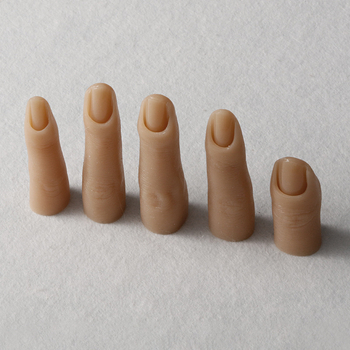 Διασυνοριακό προσομοιωμένο μανικιούρ. Οι πλήρεις αρθρώσεις δακτύλων σιλικόνης μπορούν να λυγιστούν και να εισαχθούν στην πλάκα του νυχιού για εξάσκηση στην εμφάνιση μοντέλων δακτύλων σιλικόνης.