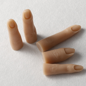 Διασυνοριακό προσομοιωμένο μανικιούρ. Οι πλήρεις αρθρώσεις δακτύλων σιλικόνης μπορούν να λυγιστούν και να εισαχθούν στην πλάκα του νυχιού για εξάσκηση στην εμφάνιση μοντέλων δακτύλων σιλικόνης.