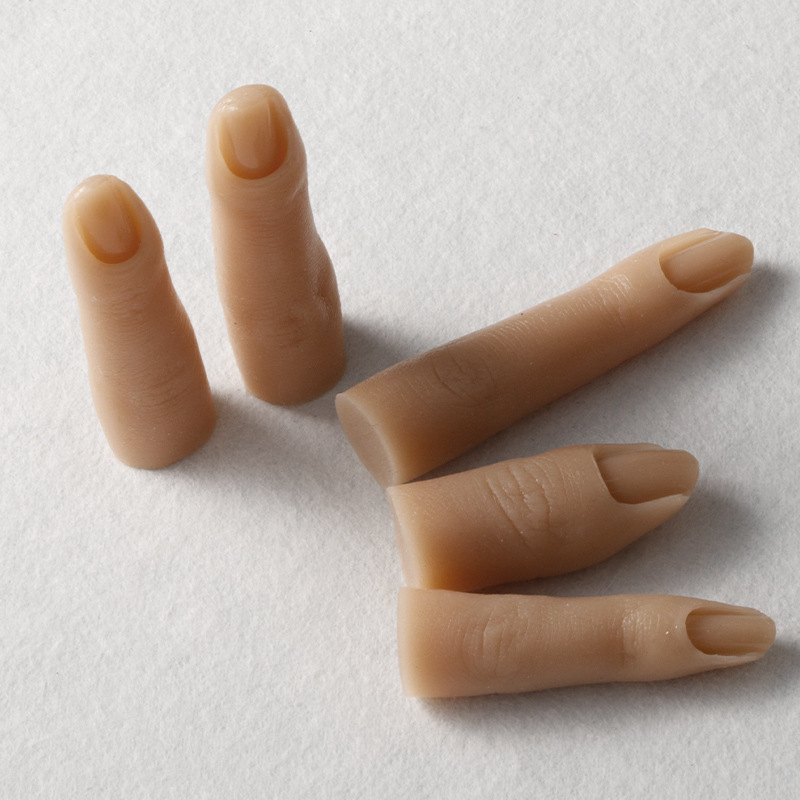 Pilnas silikona pirkstu locītavas, kas veidotas pāri robežām, var saliekt un ievietot naga plāksnē, lai praktizētu silikona pirkstu modeļu attēlošanu.