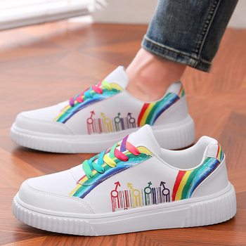 2025. gada Eiropas stacijas modes vīriešu apavi, mīļotāju apavi, krāsaini balti apavi, jauni, moderni, viegli, grezni, dēļu apavi, vasaras ikdienas apavi