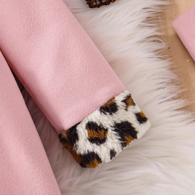 „Ins Cross-Border“ išskirtinė kūdikiams ir mažyliams skirta megztinė su atlenkiama apykakle, ilgomis rankovėmis, apvali kepurėle ir „Chanel“ stiliaus suknele 0–3 metų kūdikiams ir mažyliams.