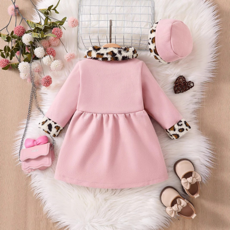 „Ins Cross-Border“ išskirtinė kūdikiams ir mažyliams skirta megztinė su atlenkiama apykakle, ilgomis rankovėmis, apvali kepurėle ir „Chanel“ stiliaus suknele 0–3 metų kūdikiams ir mažyliams.