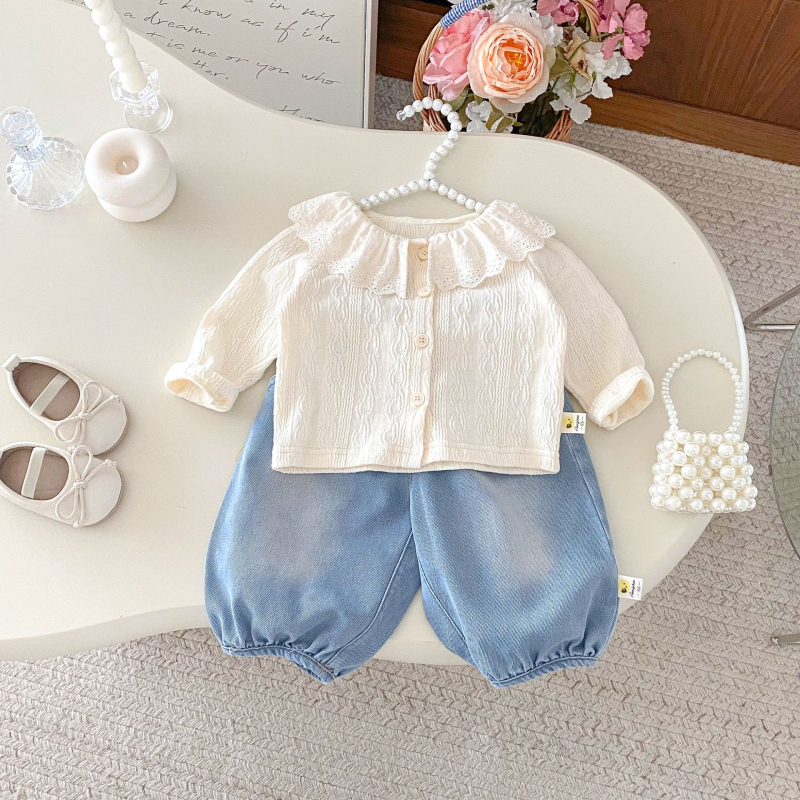 Kūdikių mergaičių minkšti marškinėliai su raukiniais ir nėrinių apykakle, korėjietiško stiliaus, rudens stiliaus, mieli ir stilingi marškinėliai apačioje.