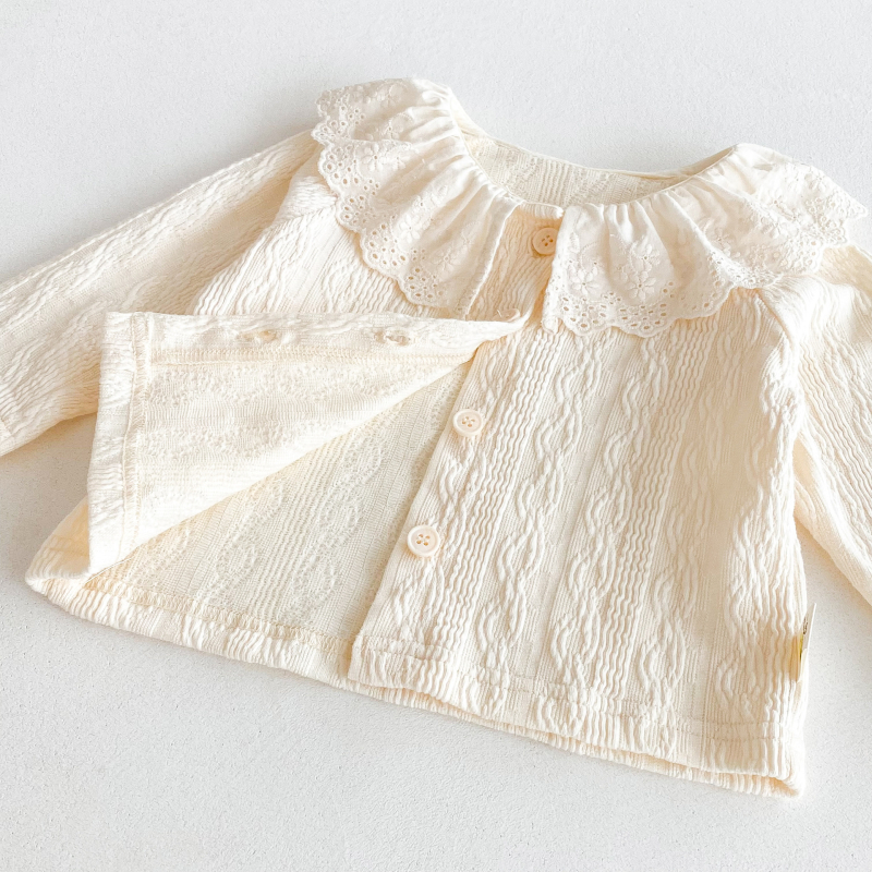 Kūdikių mergaičių minkšti marškinėliai su raukiniais ir nėrinių apykakle, korėjietiško stiliaus, rudens stiliaus, mieli ir stilingi marškinėliai apačioje.
