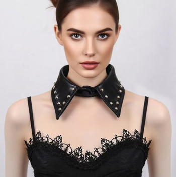 Metalo roko, pankroko stiliaus, kniedėmis pritvirtinta odinė antkaklė, rankomis puošta karoliukais, netikra gotikinio stiliaus moteriška nuimama apykaklė.