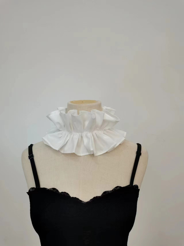 Nauja grynos medvilnės apykaklė su klostuota vintažine Ralph apykakle, netikra apykakle moterims, kortoje fotografuojant scenoje, fotografuojant modeliuojant.