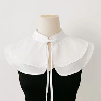 Prancūziško stiliaus dvisluoksnis išskirtinis apsiaustas, derantis prie pečių, dekoratyvinė netikra apykaklė, elegantiškas, meniško stiliaus, suvarstomas.