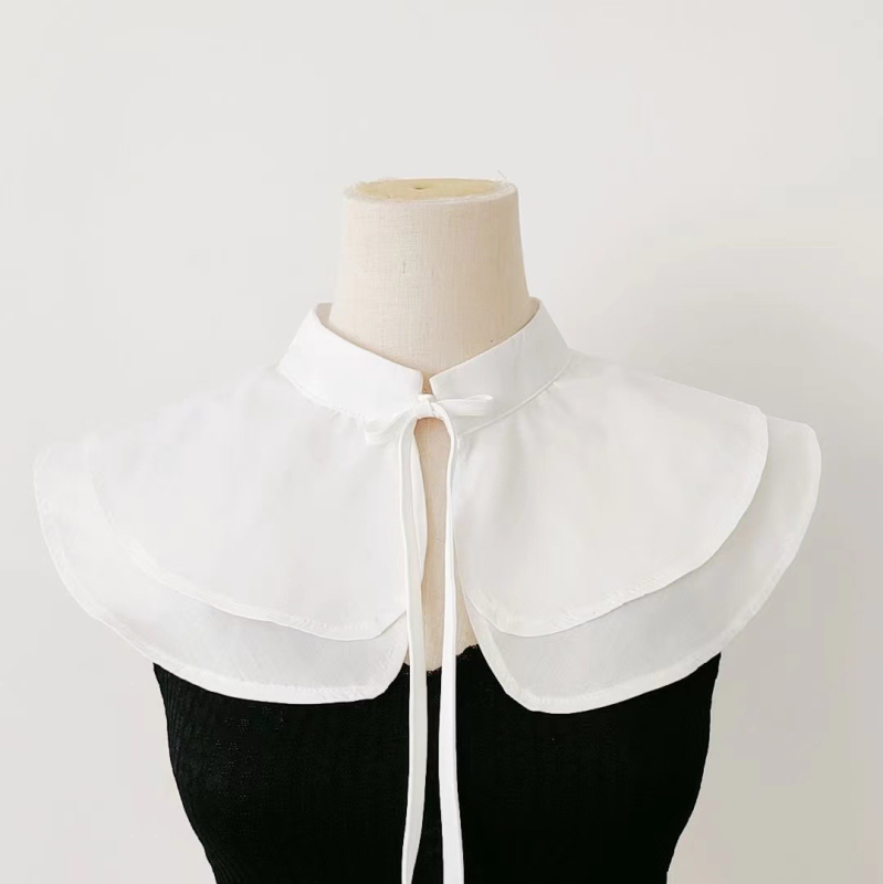 Prancūziško stiliaus dvisluoksnis išskirtinis apsiaustas, derantis prie pečių, dekoratyvinė netikra apykaklė, elegantiškas, meniško stiliaus, suvarstomas.