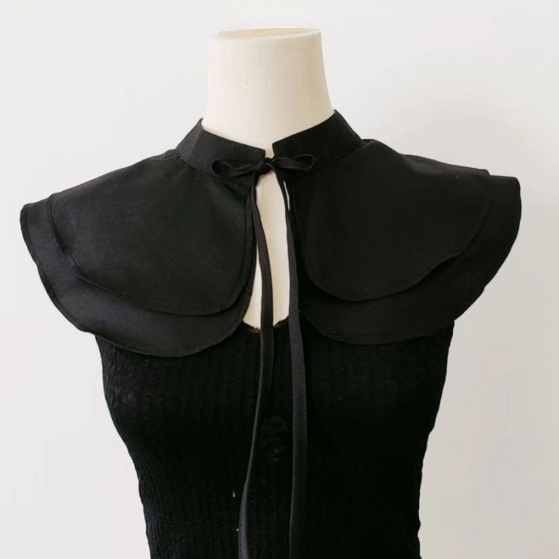 Prancūziško stiliaus dvisluoksnis išskirtinis apsiaustas, derantis prie pečių, dekoratyvinė netikra apykaklė, elegantiškas, meniško stiliaus, suvarstomas.