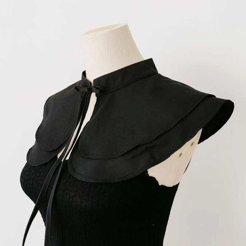 Prancūziško stiliaus dvisluoksnis išskirtinis apsiaustas, derantis prie pečių, dekoratyvinė netikra apykaklė, elegantiškas, meniško stiliaus, suvarstomas.