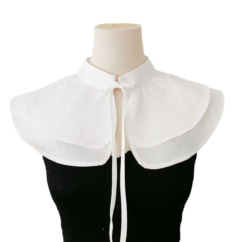 Prancūziško stiliaus dvisluoksnis išskirtinis apsiaustas, derantis prie pečių, dekoratyvinė netikra apykaklė, elegantiškas, meniško stiliaus, suvarstomas.