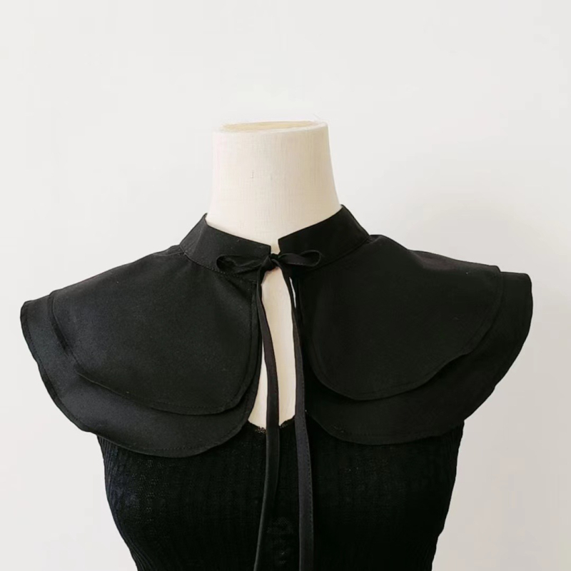 Prancūziško stiliaus dvisluoksnis išskirtinis apsiaustas, derantis prie pečių, dekoratyvinė netikra apykaklė, elegantiškas, meniško stiliaus, suvarstomas.