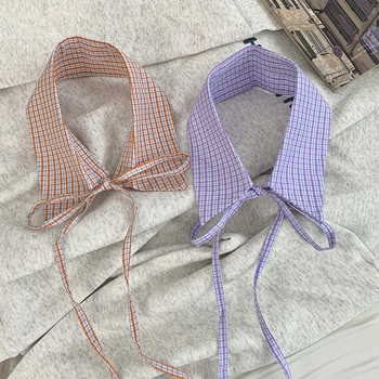 Sieviešu pavasara un vasaras elegants retro džinsa zils krekls ar mākslīgo apkakli un sakrautām kaklasaitēm. Sieviešu aksesuāri.
