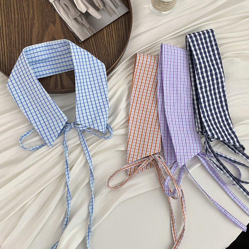 Moteriški pavasario ir vasaros elegantiški retro džinsinio mėlyno apykaklės marškiniai su netikra apykakle ir universaliais kaklaraiščiais. Moteriški aksesuarai.