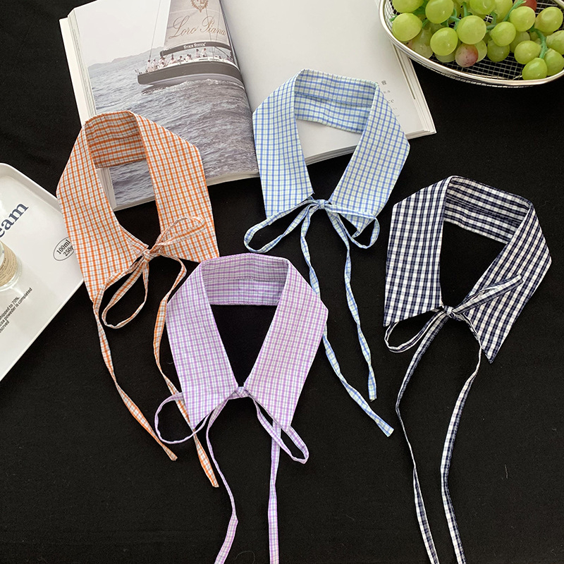 Moteriški pavasario ir vasaros elegantiški retro džinsinio mėlyno apykaklės marškiniai su netikra apykakle ir universaliais kaklaraiščiais. Moteriški aksesuarai.