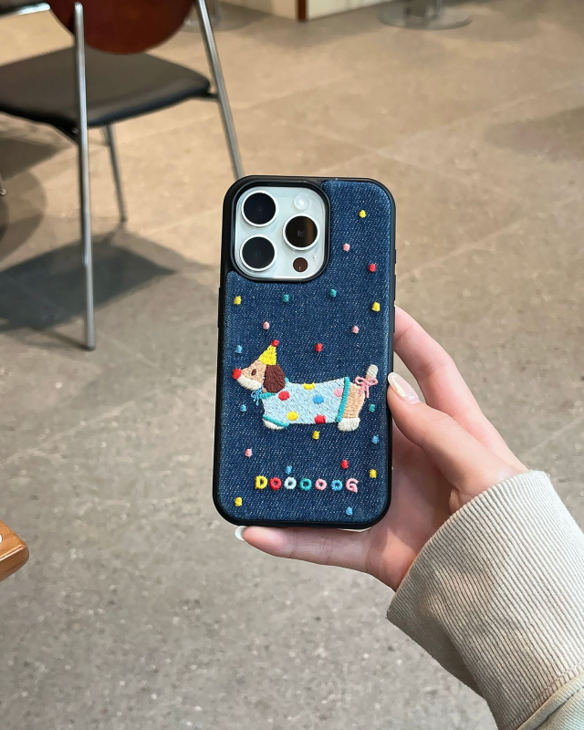 Koomiksivärvi laineliste täppidega Wachshund koera telefoniümbris, mis sobib iPhone 15Promax Apple 16Pro kaitseümbrisele