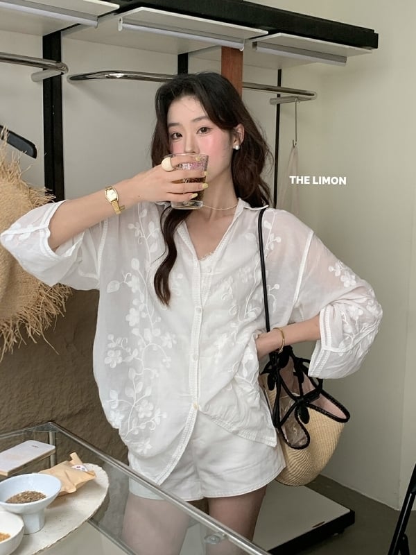 Το καλοκαιρινό μπλουζάκι Limon Lemon Green Tea με σχέδιο χαλαρής αδυνατιστικής εμφάνισης, με κεντημένο αντηλιακό για γυναίκες