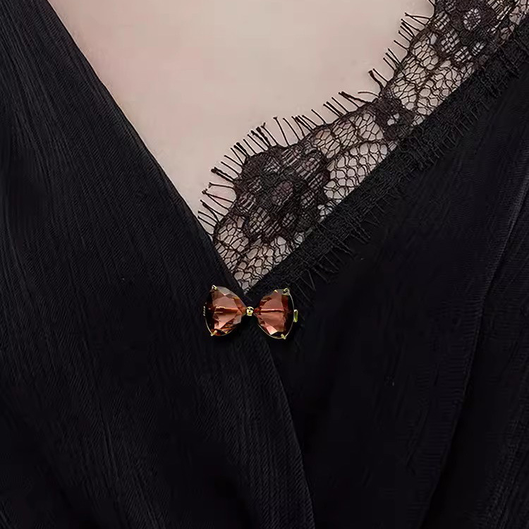 Išskirtinė krištolo kaspino sagė su apsauga nuo akinimo, aukštos klasės, madinga moteriška paprasta apykaklės segtuko fiksuota drabužių aksesuarų sagtis