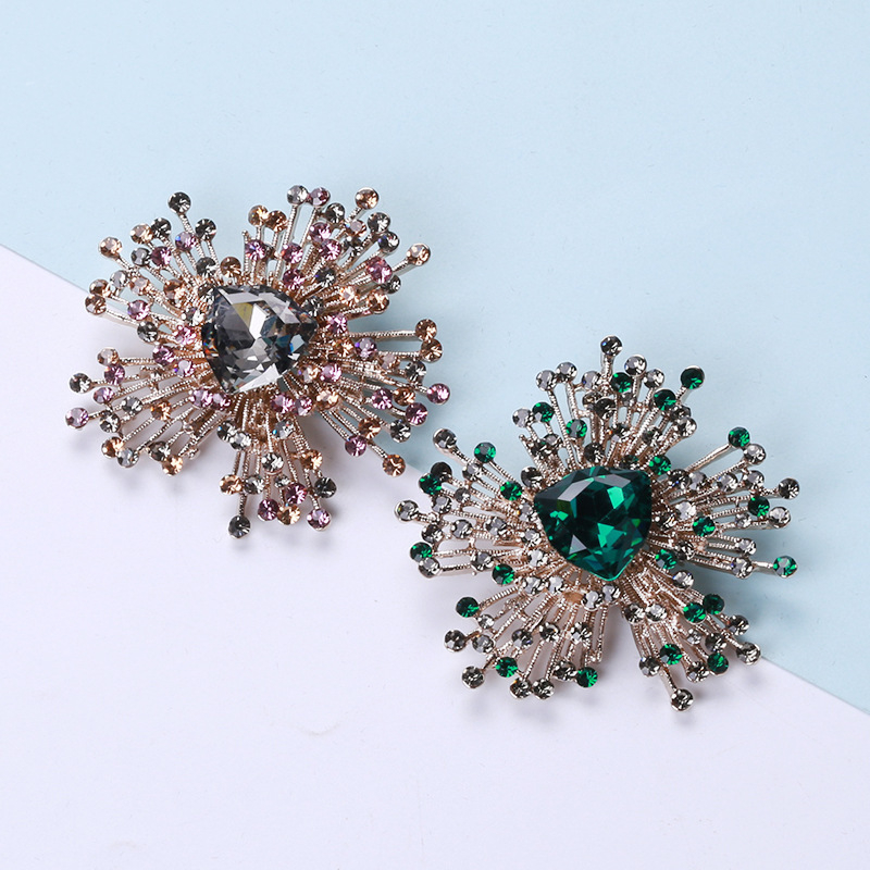 Nauja europietiška ir amerikietiška retro perdėta baroko prabangi sagė, madinga elegantiška apykaklės segtuko, elegantiški aksesuarai, parduodami urmu