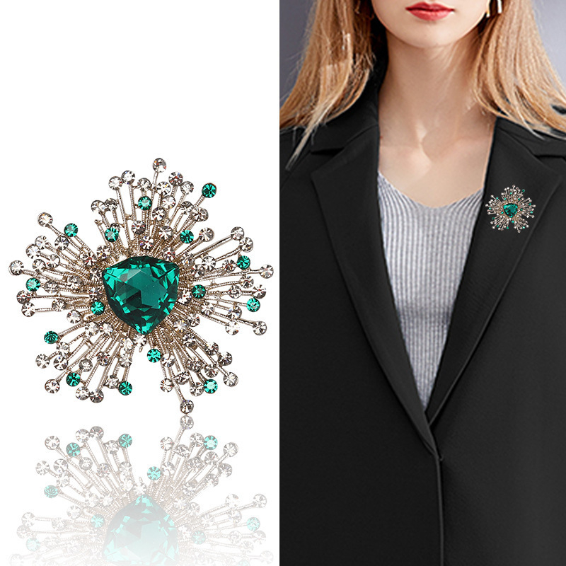 Nauja europietiška ir amerikietiška retro perdėta baroko prabangi sagė, madinga elegantiška apykaklės segtuko, elegantiški aksesuarai, parduodami urmu