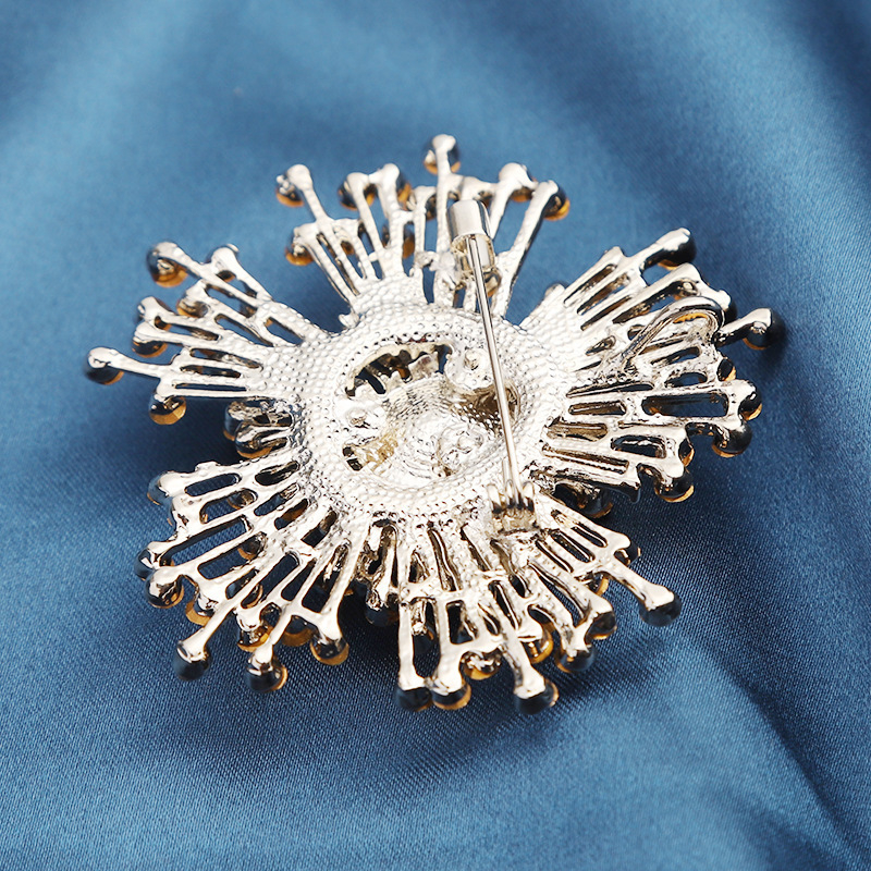 Nauja europietiška ir amerikietiška retro perdėta baroko prabangi sagė, madinga elegantiška apykaklės segtuko, elegantiški aksesuarai, parduodami urmu