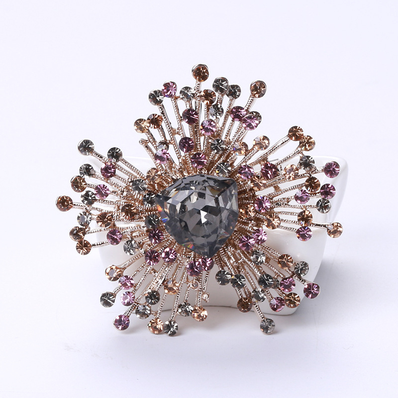 Nauja europietiška ir amerikietiška retro perdėta baroko prabangi sagė, madinga elegantiška apykaklės segtuko, elegantiški aksesuarai, parduodami urmu