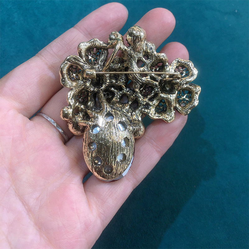 Vintažinė krištolo stiklo sagė, viduriniosios senovės sunkiosios pramonės gėlė, kostiumo švarko smeigtukas, pokylių korsažo papuošalai, sandėlyje, didmeninė prekyba