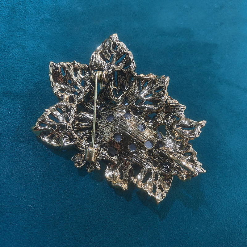 Vintažinė krištolo stiklo sagė, viduriniosios senovės sunkiosios pramonės gėlė, kostiumo švarko smeigtukas, pokylių korsažo papuošalai, sandėlyje, didmeninė prekyba