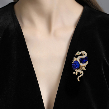 Πολυτελής καρφίτσα ευρωπαϊκής και αμερικανικής πολυτέλειας με τριαντάφυλλο, γυναικεία πολυτελής καρφίτσα με τριαντάφυλλο και φίδι, niche design, Sense pin suit, αξεσουάρ σε απόθεμα, χονδρική