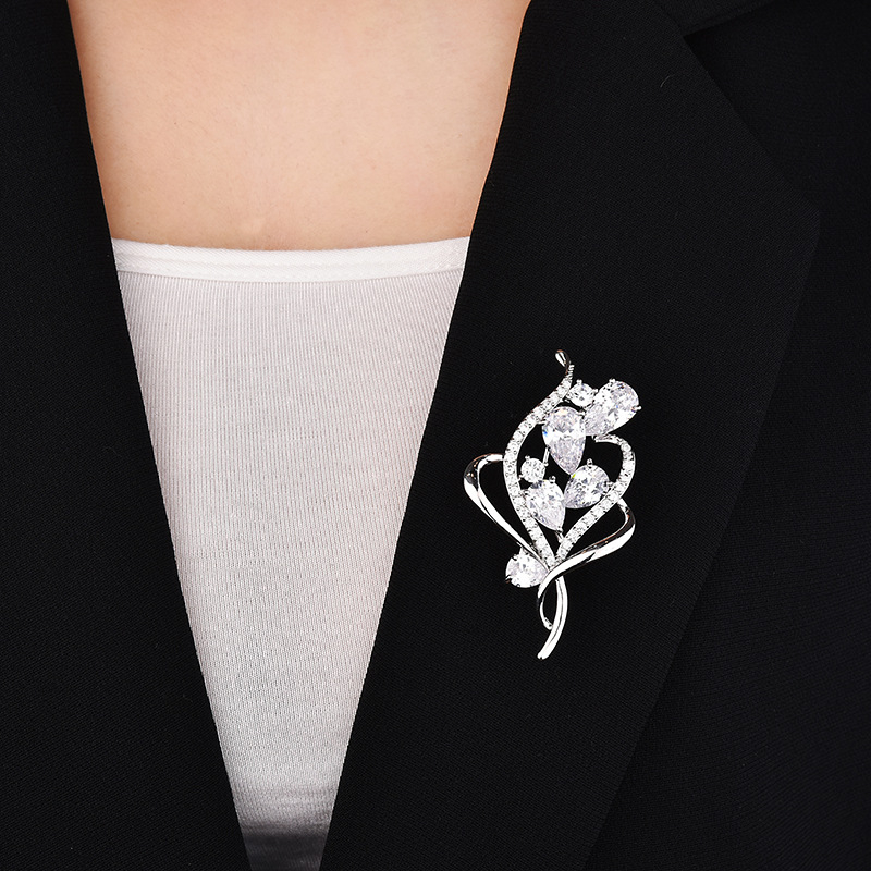 Madingos vario mikroinkrustuotos cirkonio sagės moteriškas megztinis su segtuku, šaliko sagtimi, kūrybinga gėlių sagė, didmeninė prekyba