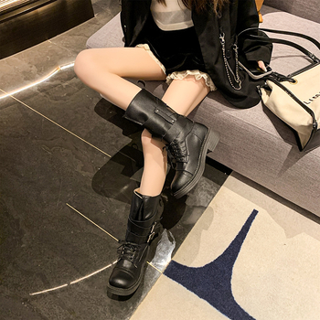 Vesterno stiliaus kaubojiški batai su diržo sagtimi. Universalūs jojimo batai iki blauzdų. Europietiško stiliaus. Britų, europietiško ir amerikietiško stiliaus. Ypač populiarūs motociklininkų batai.