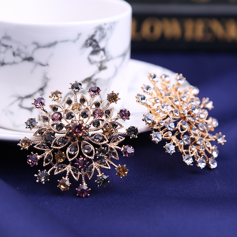 Europietiškos ir amerikietiškos krištolinės daugiaspalvės didelės gėlės sagės korsažo drabužiai dekoratyviniai segtukai aksesuarai sandėlyje didmeninė prekyba vienetinis pristatymas