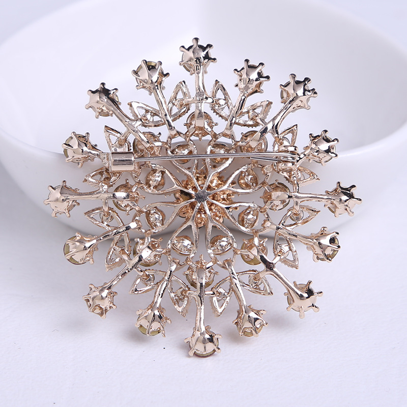 Europietiškos ir amerikietiškos krištolinės daugiaspalvės didelės gėlės sagės korsažo drabužiai dekoratyviniai segtukai aksesuarai sandėlyje didmeninė prekyba vienetinis pristatymas