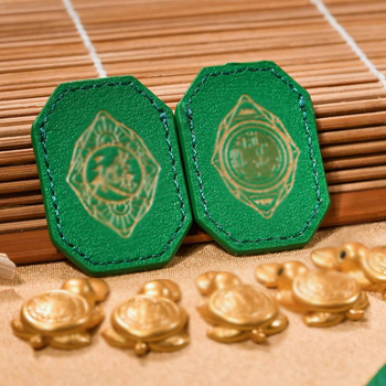 Kūrybingas odinis mažas laimės kortelės nešiojamas apsauginis amuleto laikymo dėklas auksinių papuošalų laikymo odinis dėklas amuleto laimės krepšys