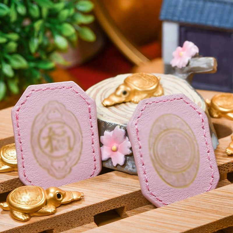 Kūrybingas odinis mažas laimės kortelės nešiojamas apsauginis amuleto laikymo dėklas auksinių papuošalų laikymo odinis dėklas amuleto laimės krepšys