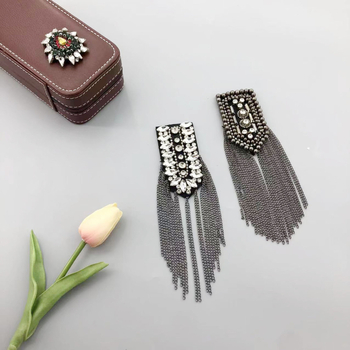 Rūpnīcas tiešās piekaramās ķēdes epaulet vīriešu un sieviešu apģērbu aksesuāri, liels skaits noliktavā rūpnīcā ir dažādi epaulet