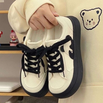 Nišos dizaino originalūs juodi ir balti pandos drobės bateliai moterims, universalūs „Ulzzang“ retro sportbačiai, Honkongo stiliaus balti bateliai moterims.