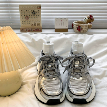 Ρετρό παπούτσια Forrest Gump με χοντρή σόλα και αναπνεύσιμο πλέγμα, casual αθλητικά παπούτσια για γυναίκες 2025, ευέλικτα, μοντέρνα, μικρά, πολύ καυτά παπούτσια για μπαμπά που δείχνουν τα πόδια τους.