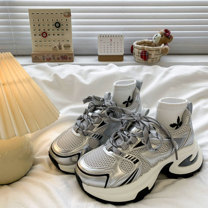 Retro storapadžiai, kvėpuojantys, laisvalaikio sportiniai „Forrest Gump“ bateliai moterims, 2025 m., universalūs, madingi, pėdas demonstruojantys, maži, itin seksualūs tėčio bateliai.