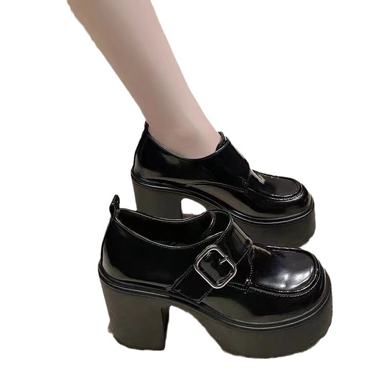 Storakulniai britiško stiliaus odiniai moteriški bateliai 2024 m. pavasariui ir rudeniui. Nauji retro stiliaus apvalios nosies, storapadžiai, vieno sluoksnio Mary Jane bateliai, urmu.