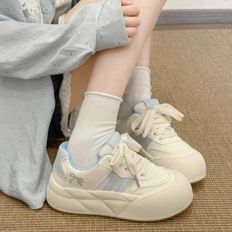 Moteriški sportbačiai su raišteliais, žema guminė viršutinė dalis (viršutinis aukštis mažesnis nei 10 cm), 2025 m. vasara