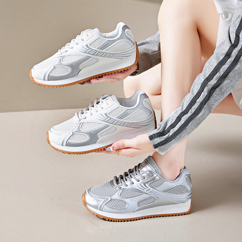 Moteriški tėčio bateliai 2025 m. pavasariui ir rudeniui. Nauji korėjietiško stiliaus apvalios nosies sportiniai laisvalaikio studentų plokščiapadžiai bateliai, paruošti pardavimui.